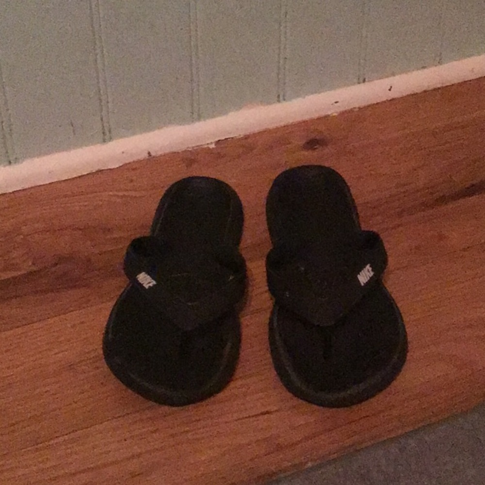 Black Nike flip flops women’s size 71/2-8